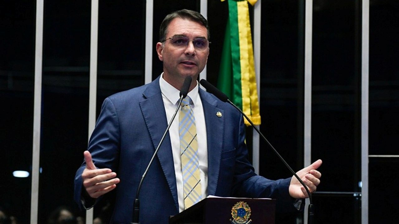 Senador e pré-candidato à Presidência anunciou medida em live, mas não detalhou financiamento