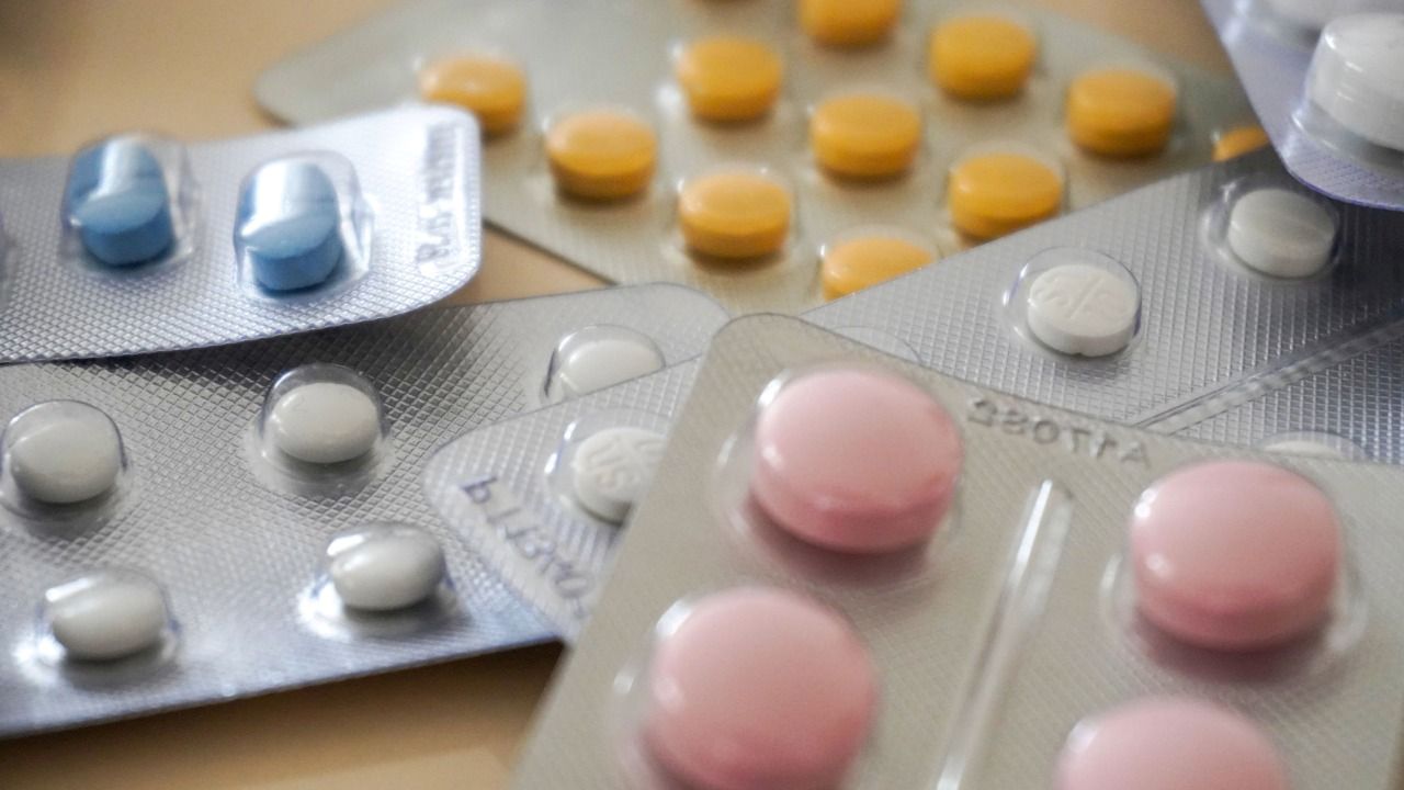 Os equipamentos estão sendo instalados em condomínios e áreas movimentadas; o Conselho Federal de Farmácia de São Paulo também está na investigação